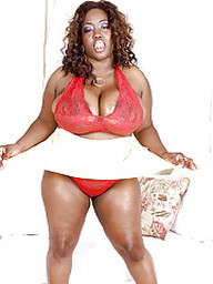 Ebony plumper Nina Star exposing fatty